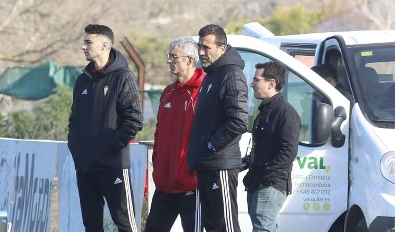 Raúl Agné observa el trabajo de los suyos en un entrenamiento.