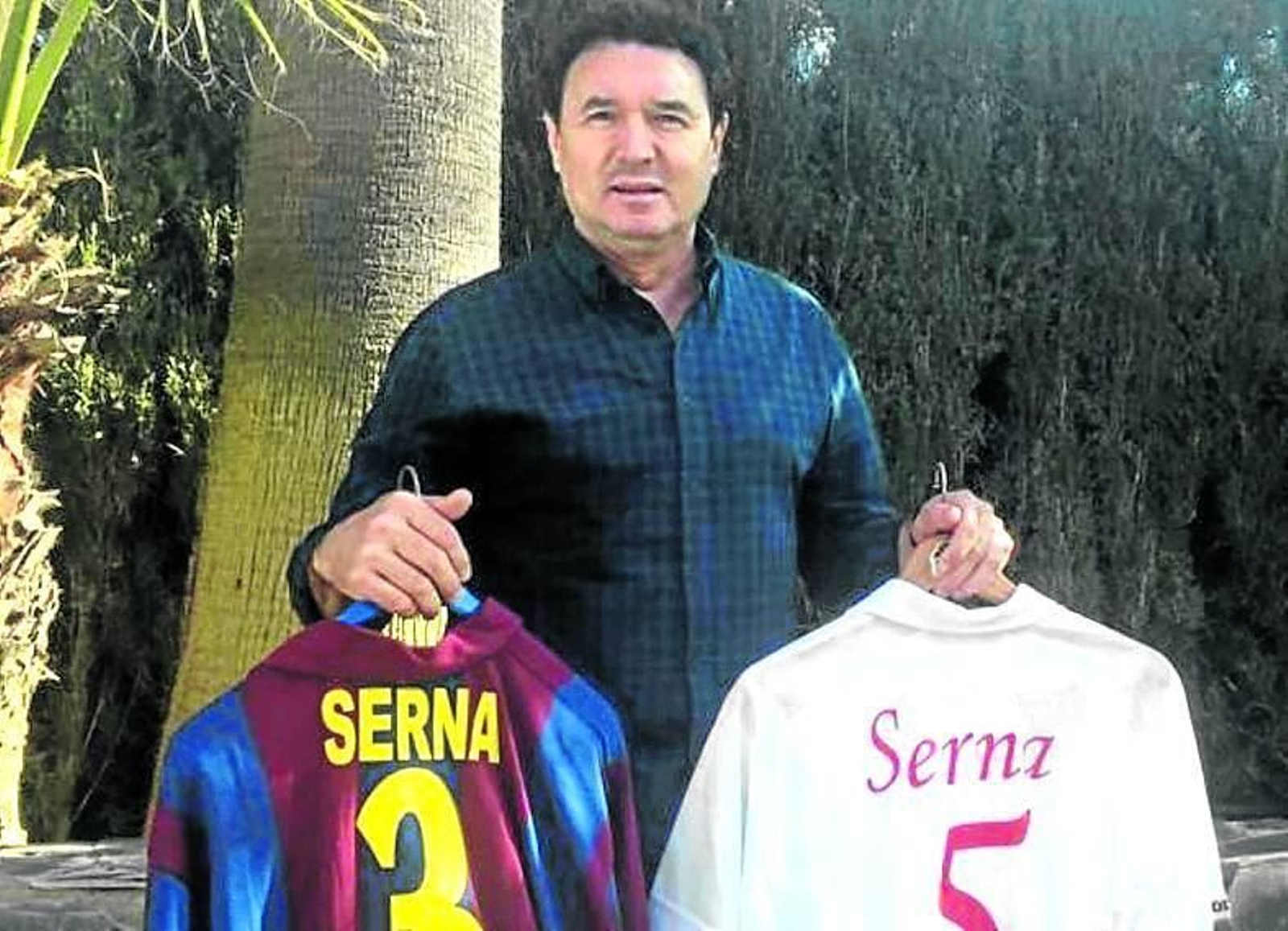 Ricardo Serna, con las camisetas de Barcelona y Sevilla.