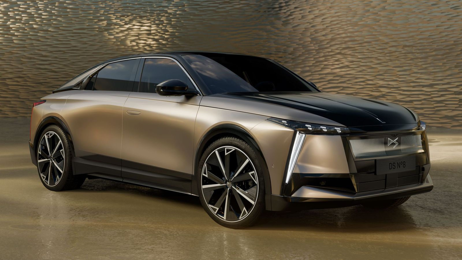 El Nº 4 es el último lanzamiento de DS. A diferencia del Nº 8, que es un producto totalmente nuevo, éste es una actualización del DS 4.