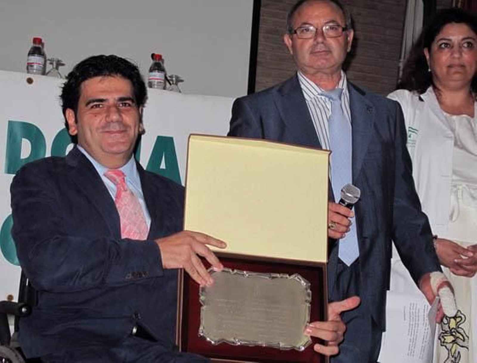 Gonzalo Rivas, director general de Personas con Discapacidad de la Junta, con José Soto Cobos, presidente de Alcer Giralda (trasplantados renales). 

Foto: Victoria Ramírez