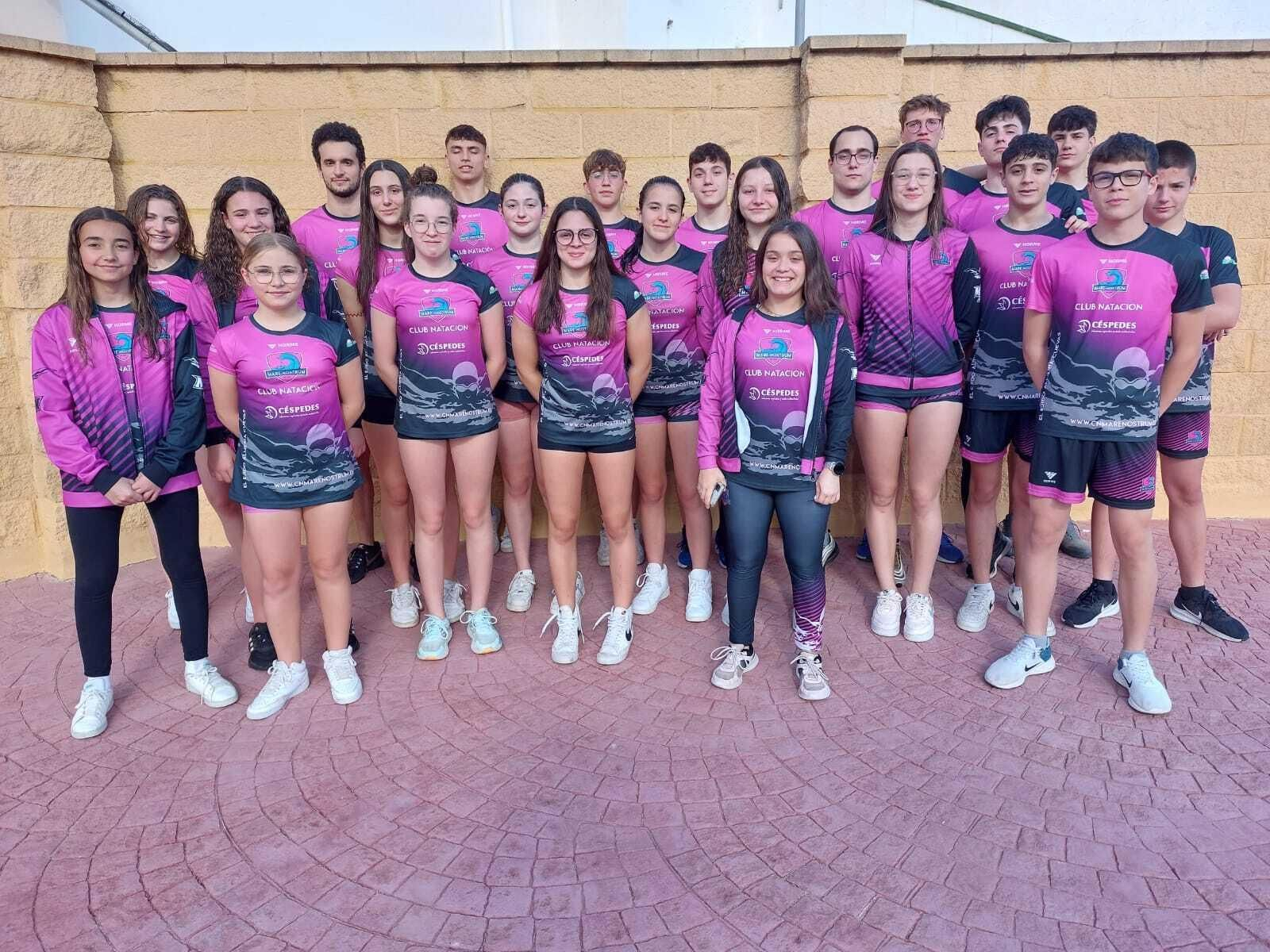 Los nadadores del CN Mare Nostrum que participaron en la final de la Copa Conferencia en su vertiente oriental posan todos juntos.