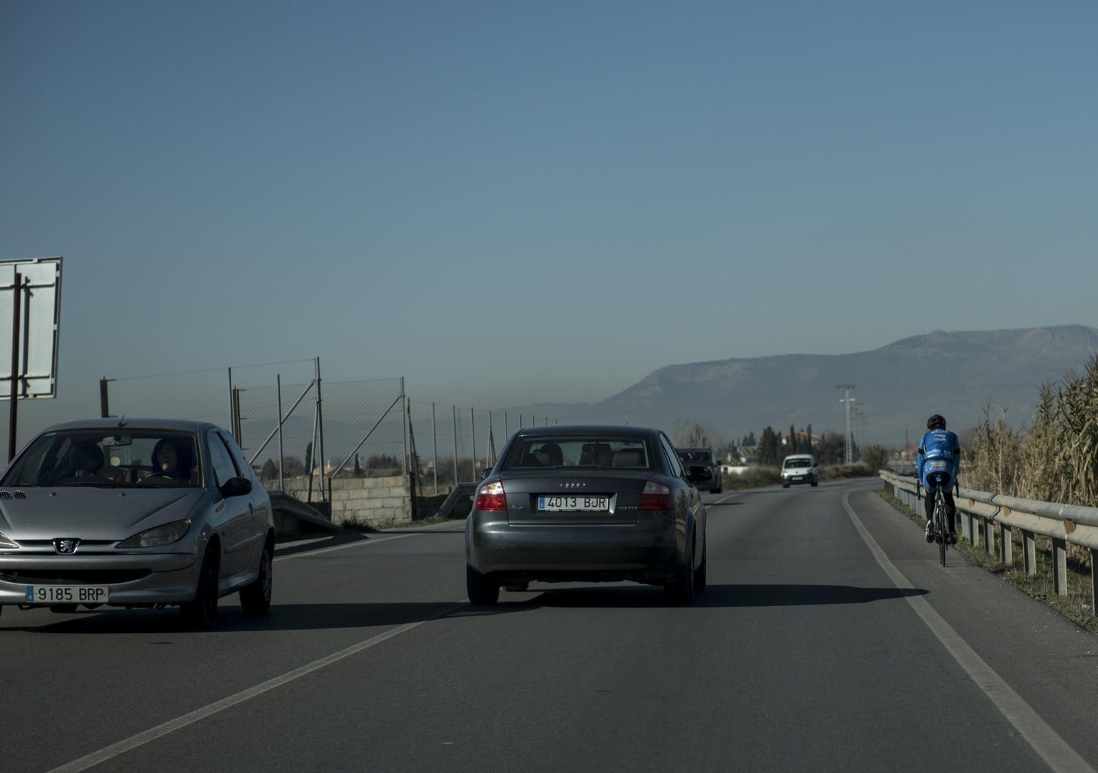 Guardar la distancia mínima de 1,5 metros  es fundamental para garantizar la seguridad de la maniobra.