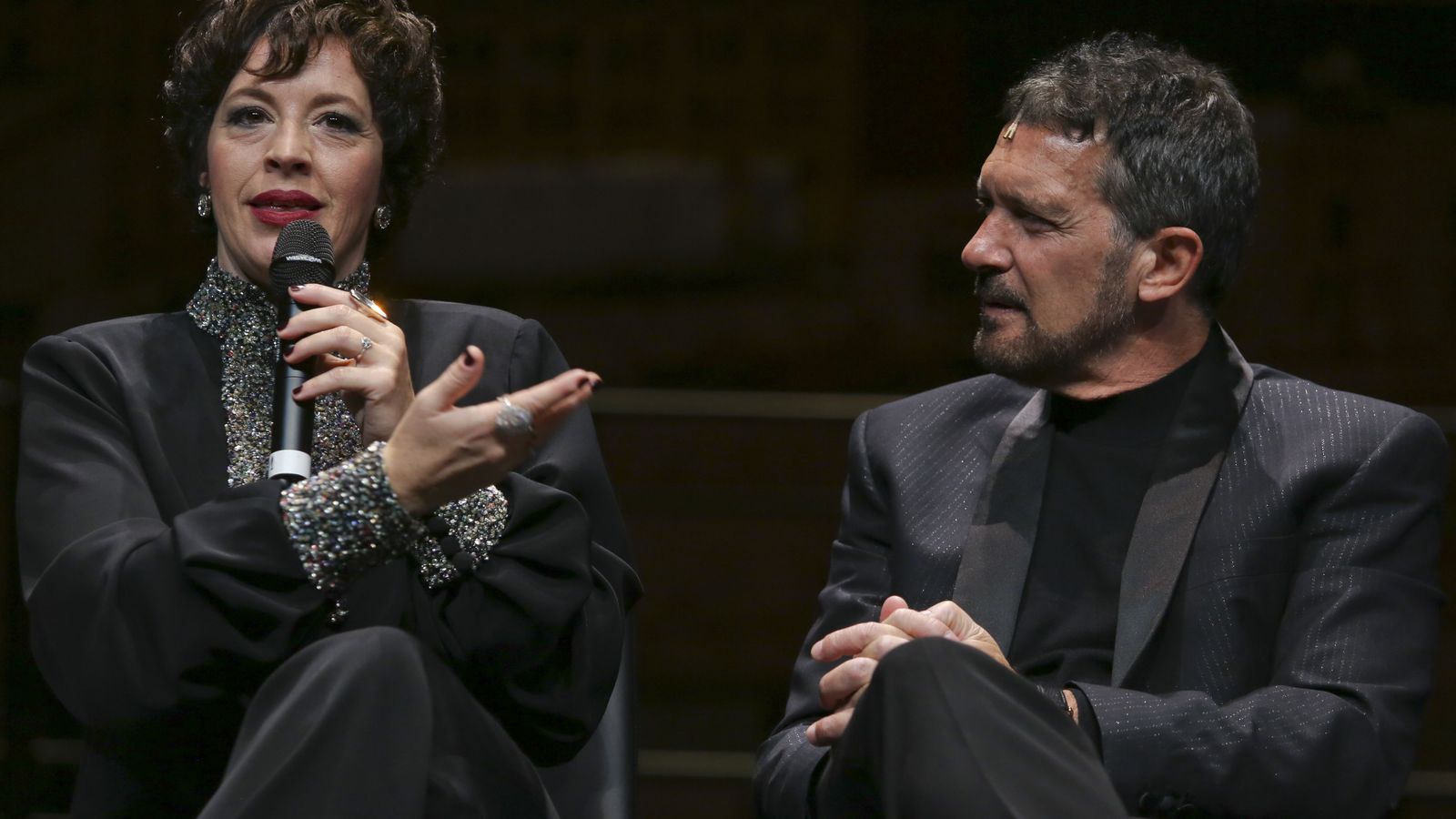 Antonio Banderas mira a Marta Ribera en la rueda de prensa.