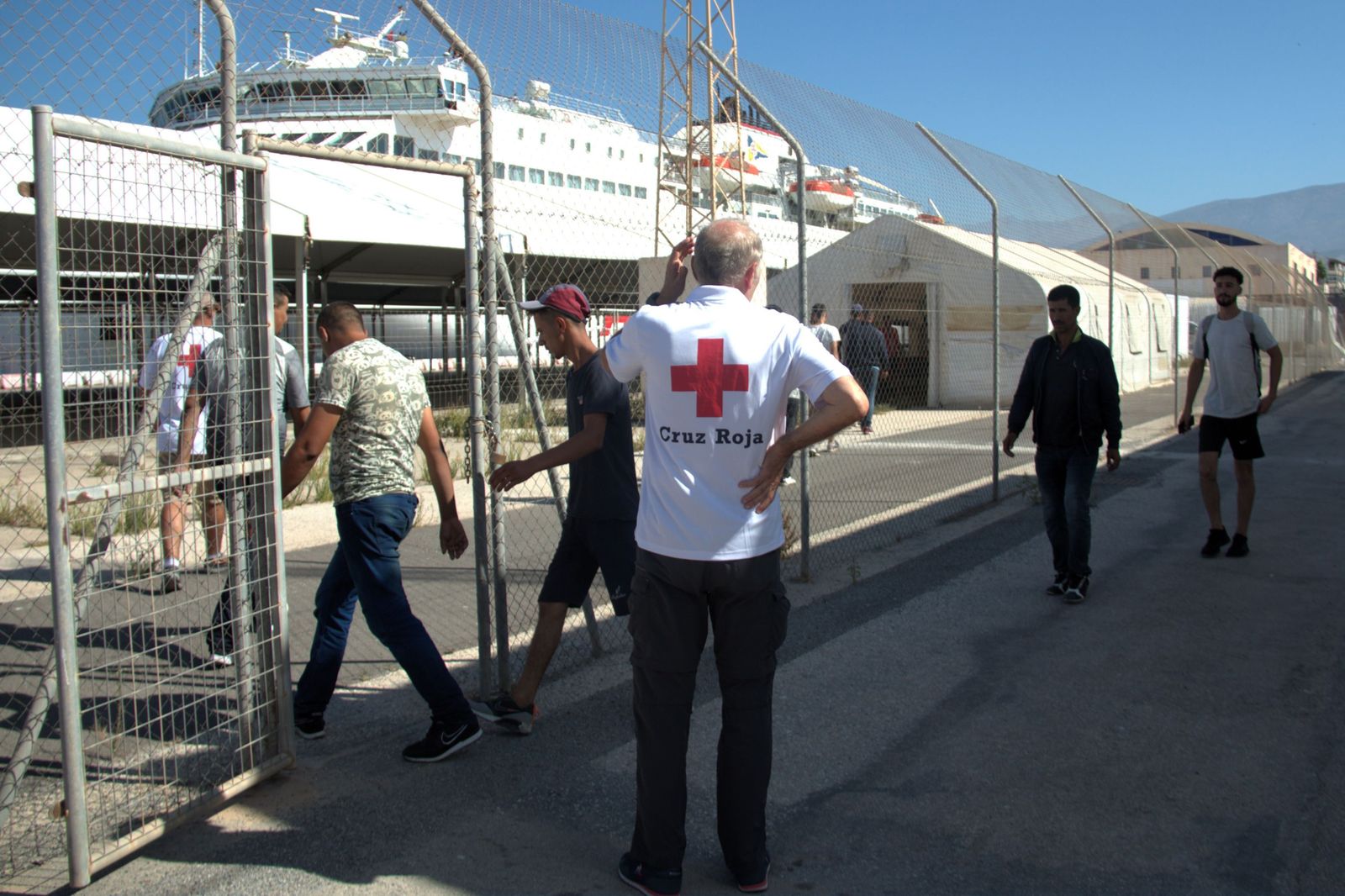 Trasladan a Mallorca a 14 varones y dos mujeres, una embarazada, rescatados por un buque en una patera en Almería