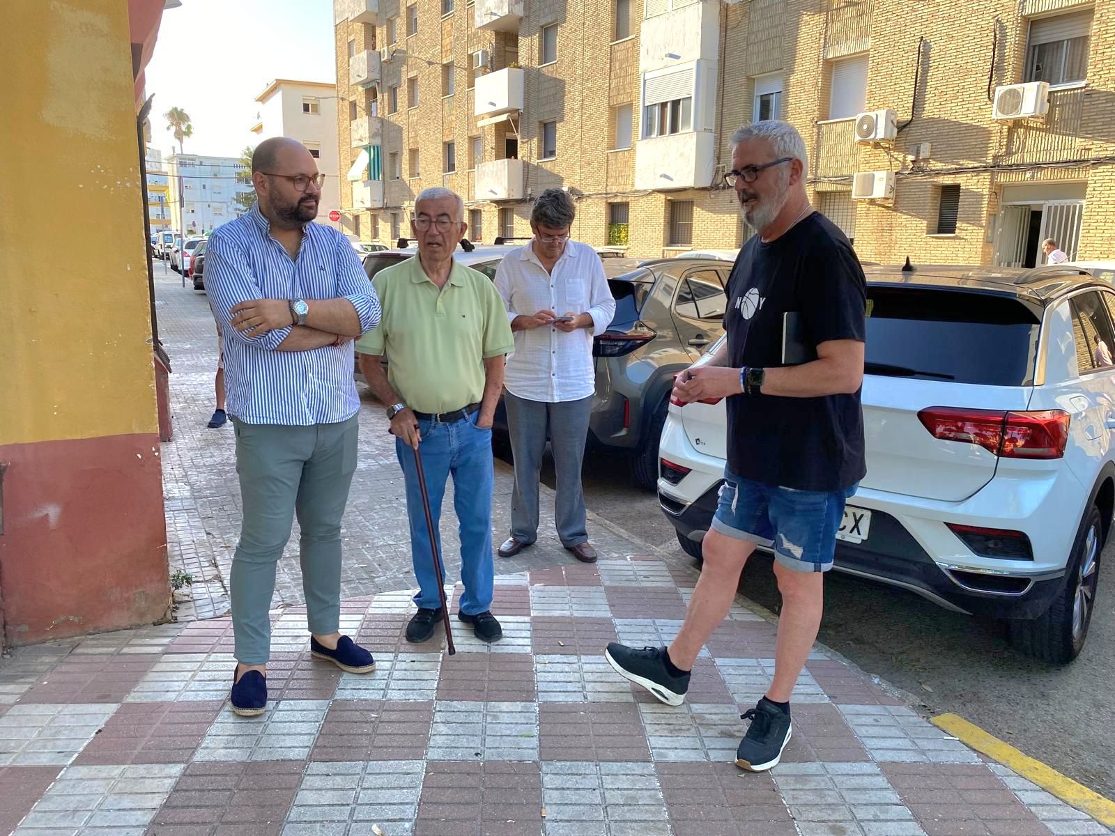 Imagen de Bello con representantes de la Asociación de Vecinos de San Jaime.