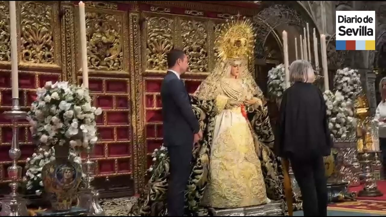 Largas colas en la Catedral de Sevilla para el besamanos de la Esperanza de Triana
