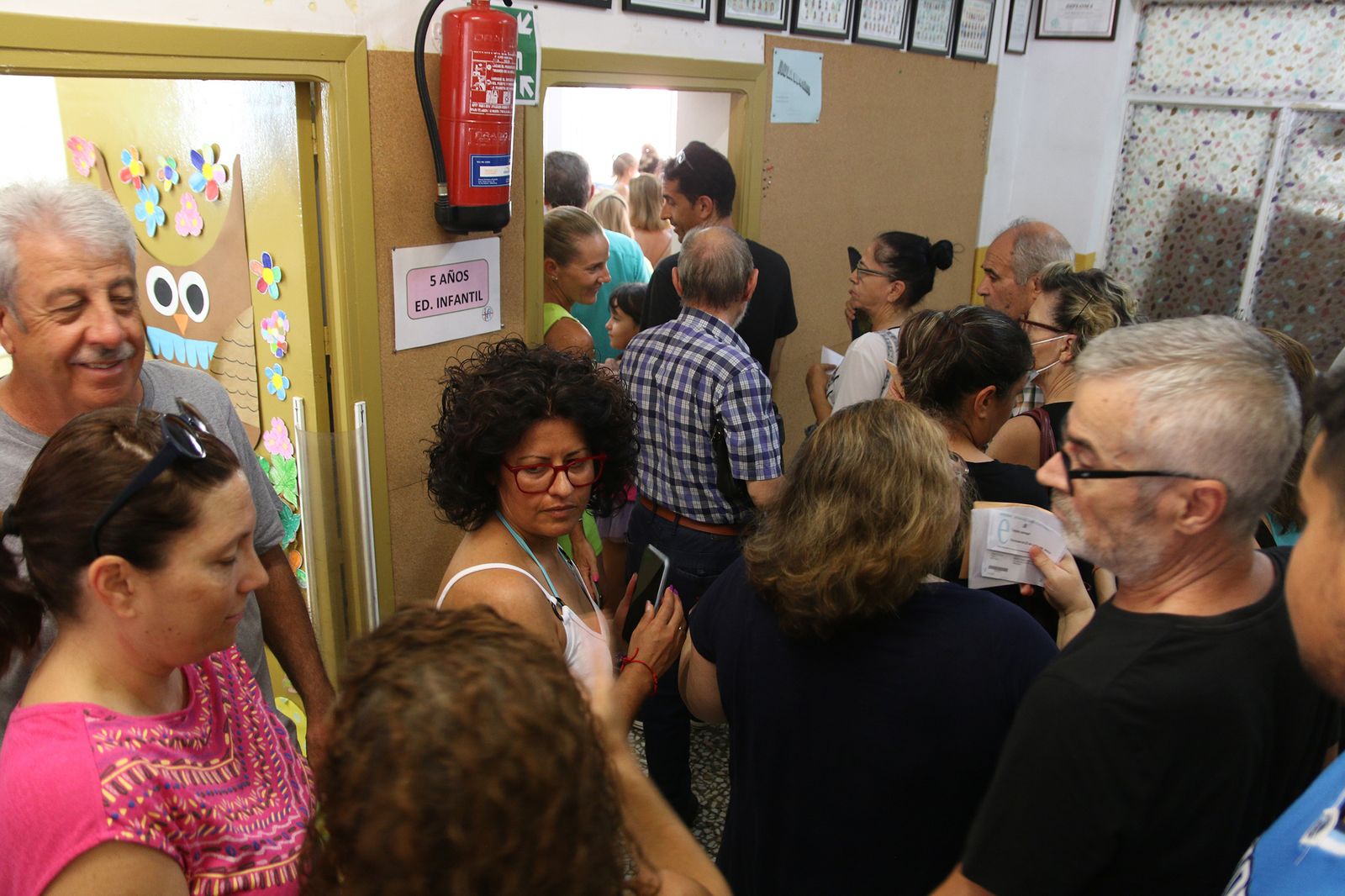 Almería hace cola para votar en las elecciones generales del 23J