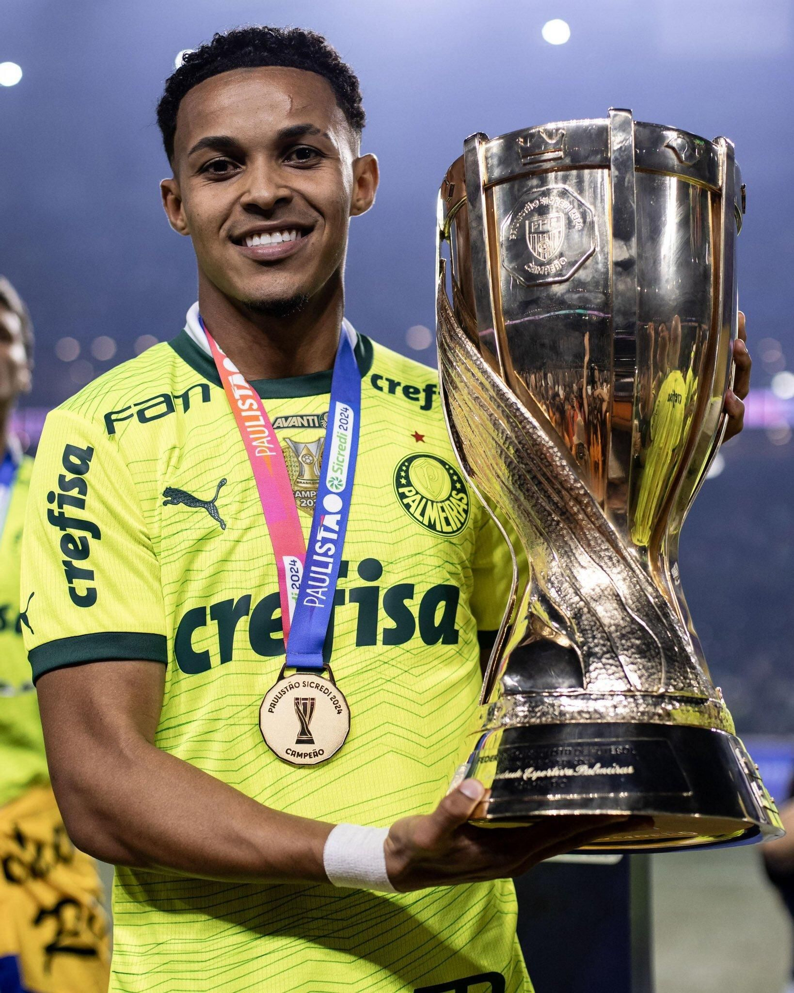Lázaro Vinicius con el trofeo que acredita al Palmeiras como campeón paulista