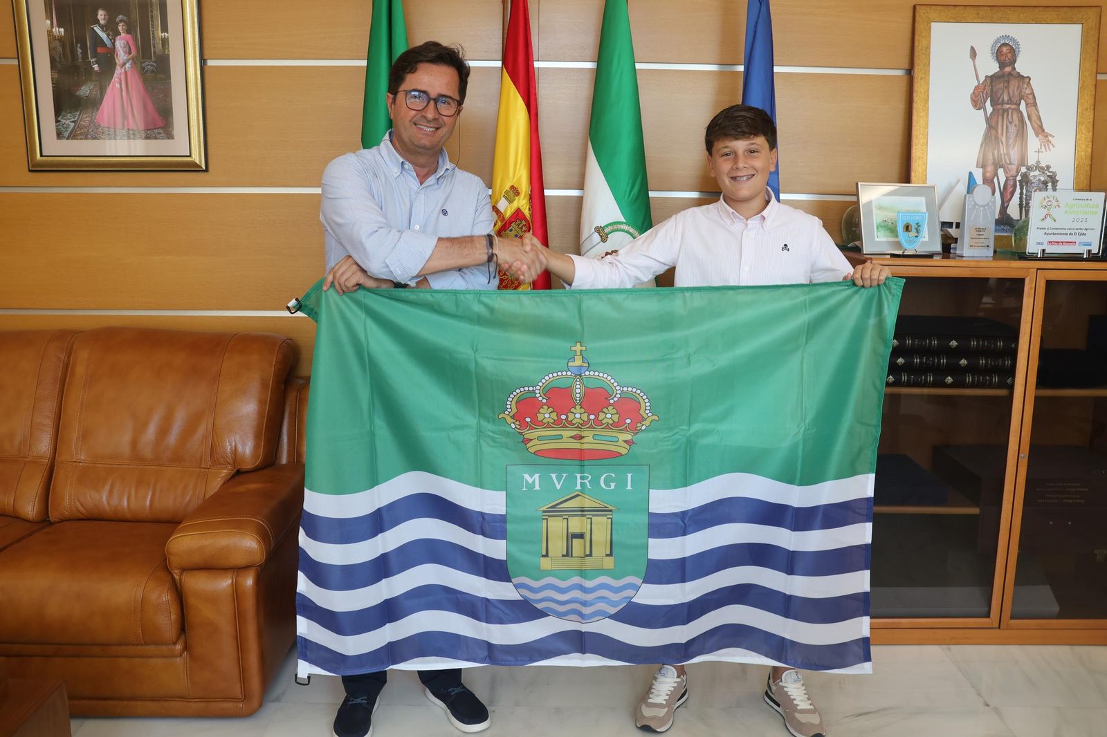 El jienete ejidense posa junto al alcalde de El Ejido junto a la bandera del municipio almeriense.