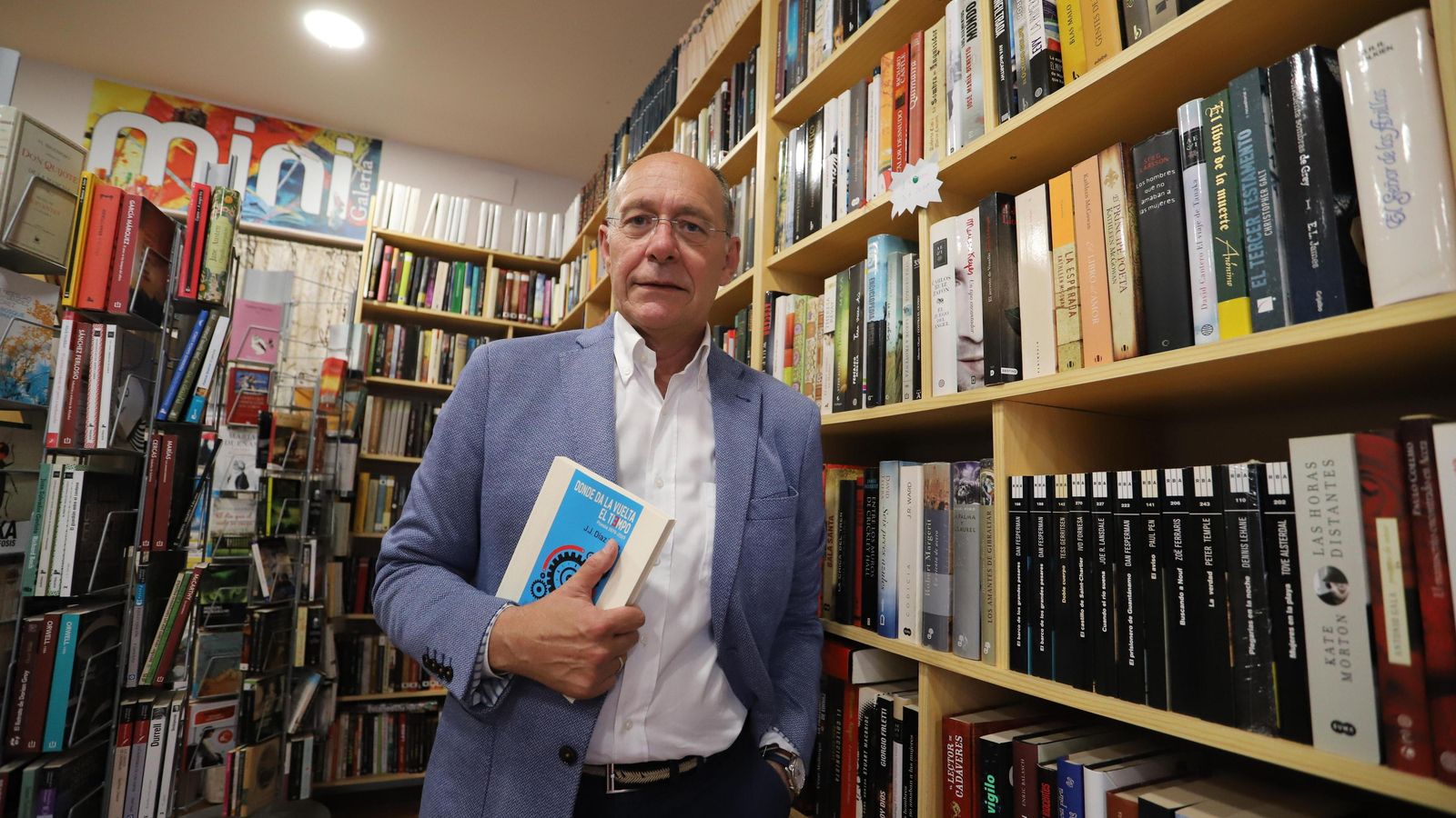 Pepe Juan Díaz Trillo  en un rincón de la librería onubense.