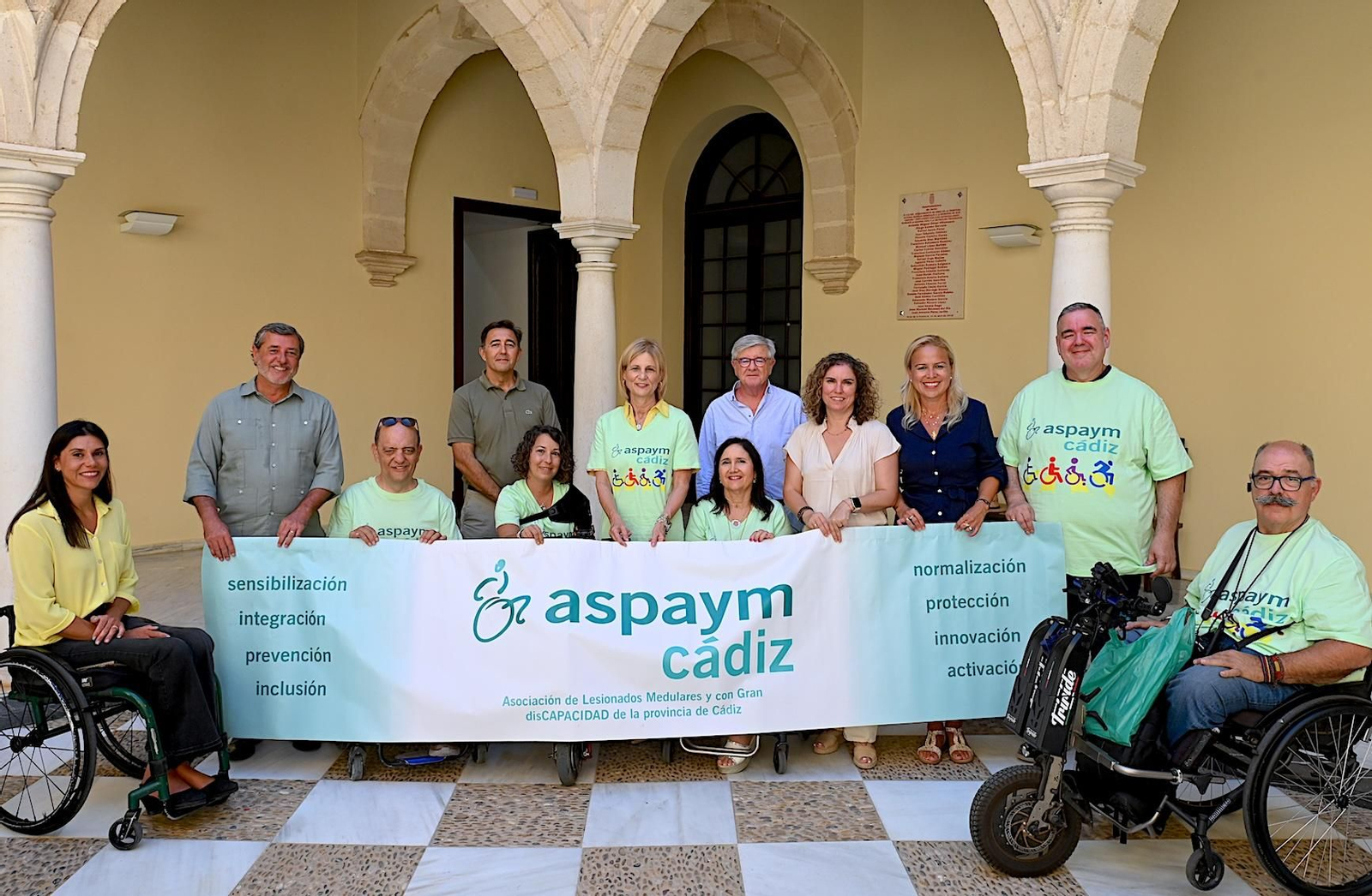 Miembros de la asociación, en el Ayuntamiento.