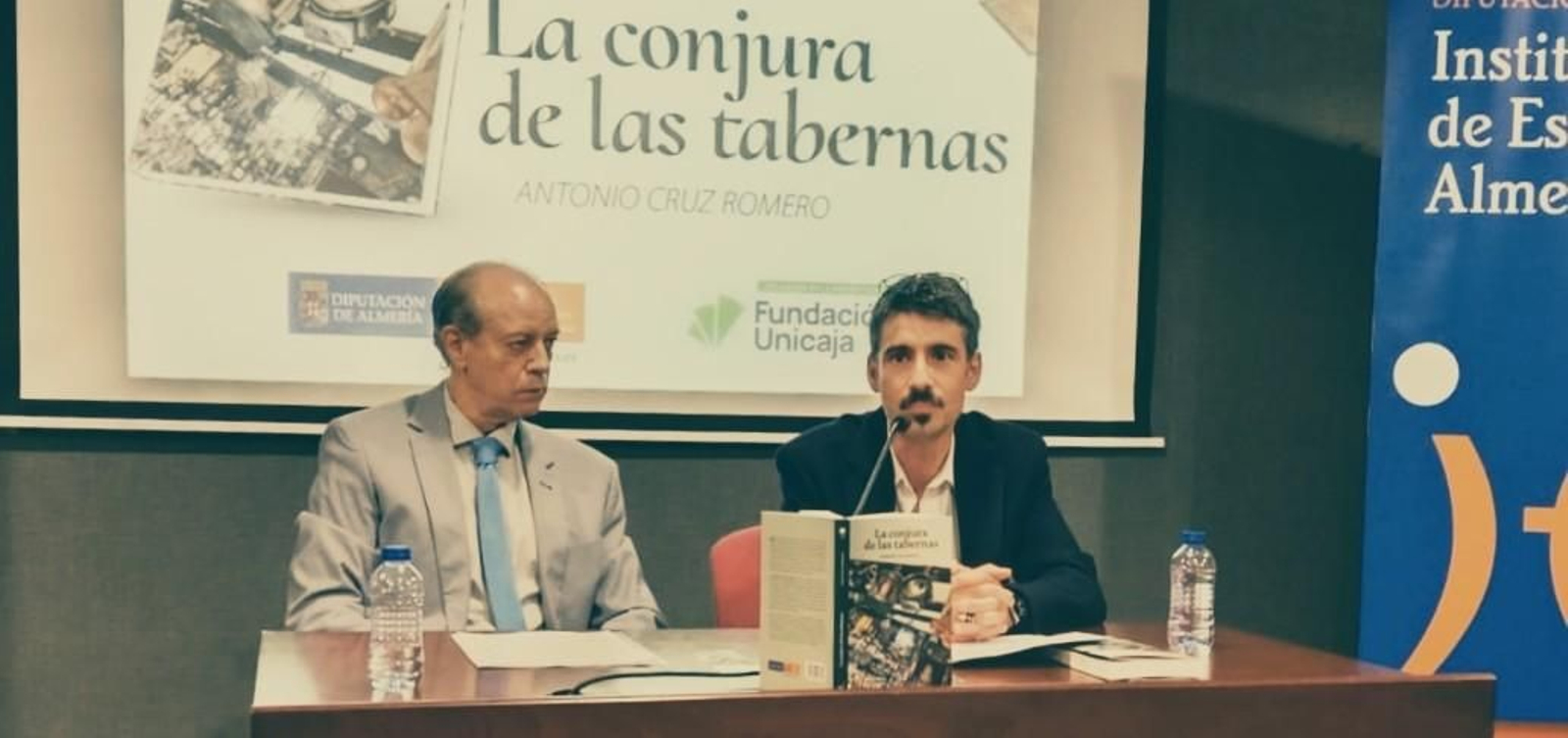 Miguel Vega junto a Antonio Cruz Romero, autor del libro.