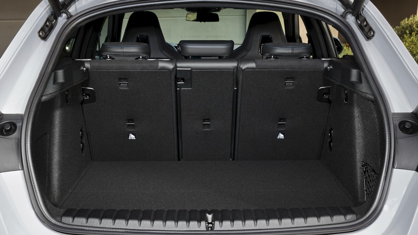 BMW afirma que el maletero de este compacto dispone de 380 litros, como la generación anterior; aunque también hay versiones que tienen 300 por el espacio que ocupa la batería en los microhíbridos. BMW afirma que el maletero de este compacto dispone de 380 litros, como la generación anterior; aunque también hay versiones que tienen 300 por el espacio que ocupa la batería en los microhíbridos.