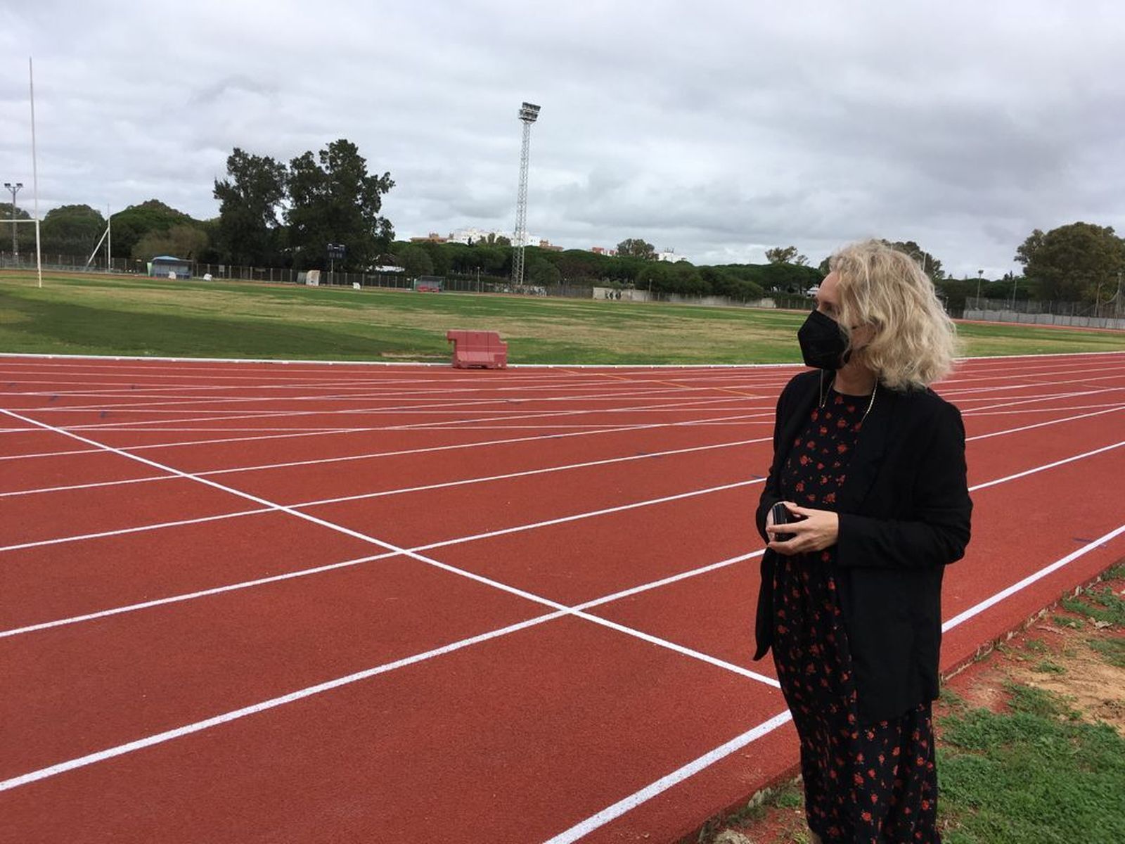 La concejala Lola Campos, junto a la pista de atletismo de la Ciudad Deportiva