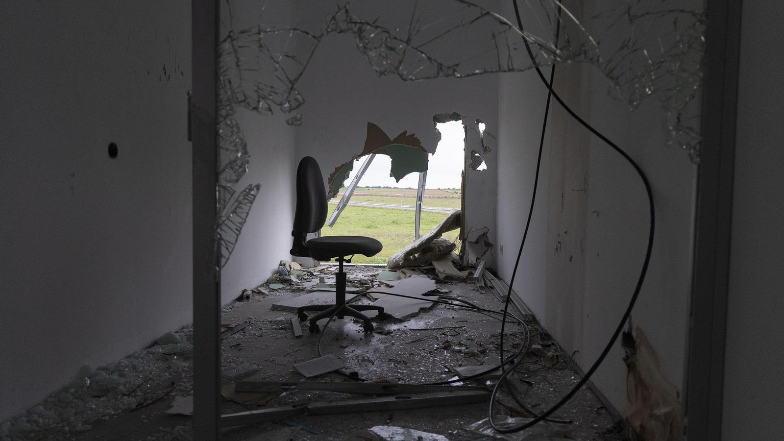 Una silla, único mueble que queda en esta zona del edificio.