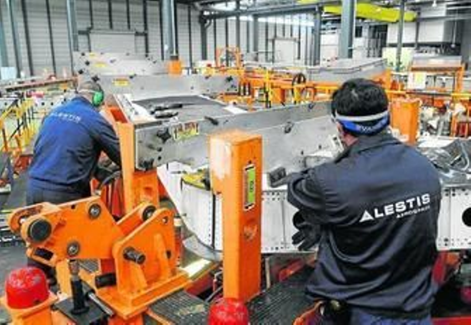 Dos operarios trabajan en una de las plantas de Alestis en Puerto Real.