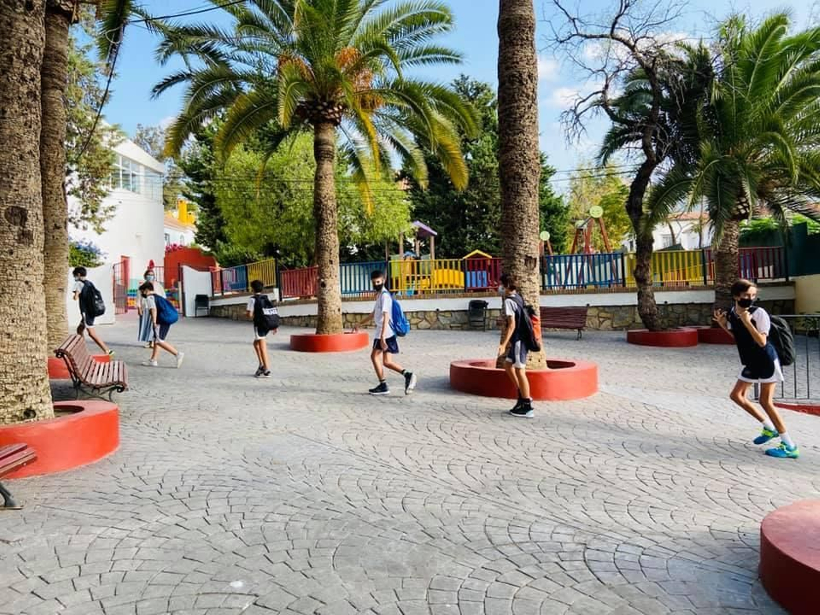 Alumnos entran en fila y con distancia de separación al colegio La Presentación.