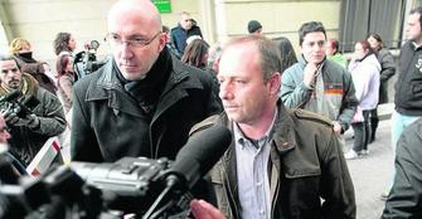 El padre y el tío de Marta del Castillo atienden a los medios tras una sesión del juicio al Cuco.