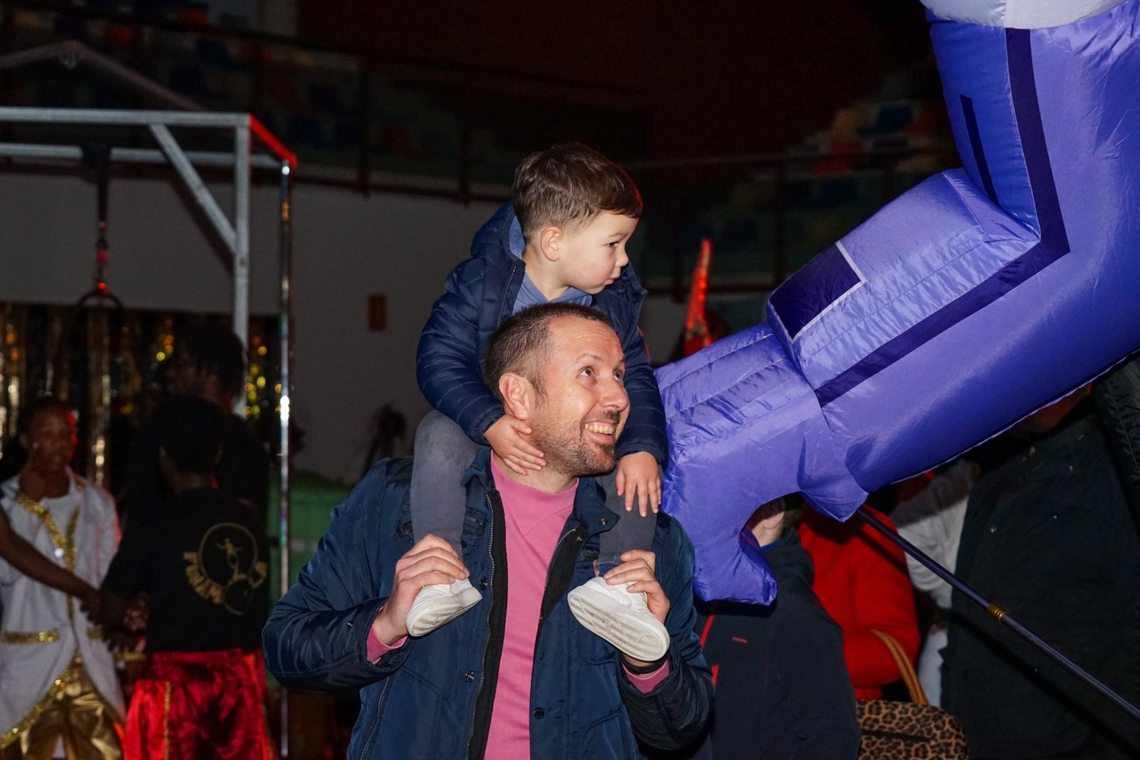 La lluvia no pudo con una ilusión desbordante en Vícar: la cabalgata estática, en imágenes