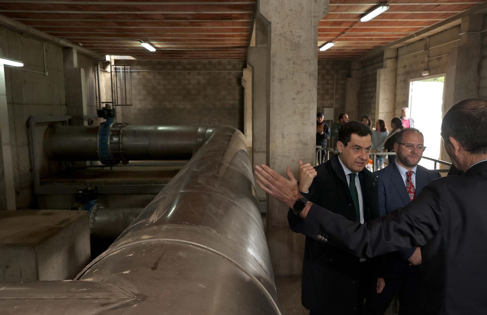 Juanma Moreno inaugura en Castellar la nueva tubería de agua para abastecer la zona norte de San Roque y el Valle del Guadiaro, en imágenes