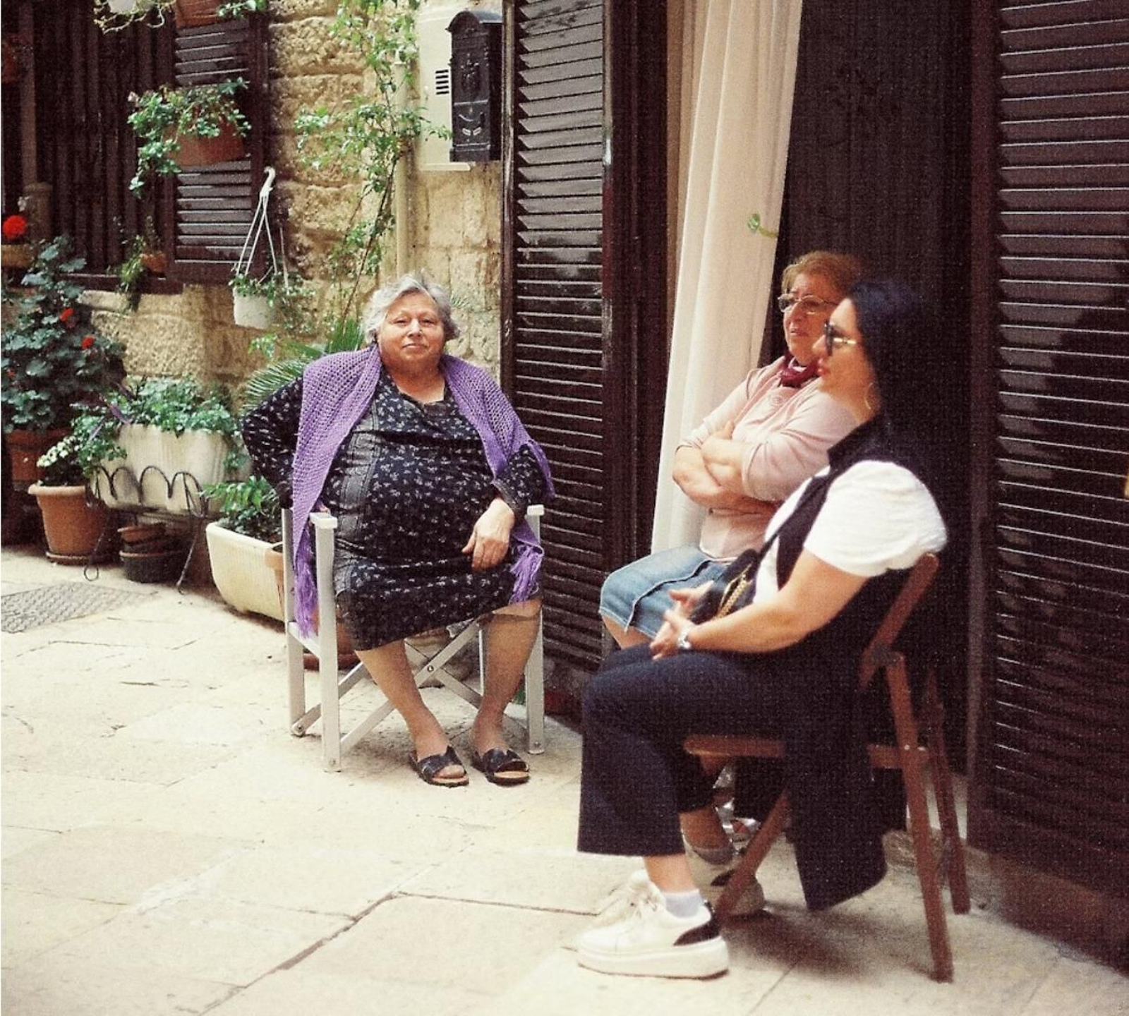 Mujeres que toman el fresco
