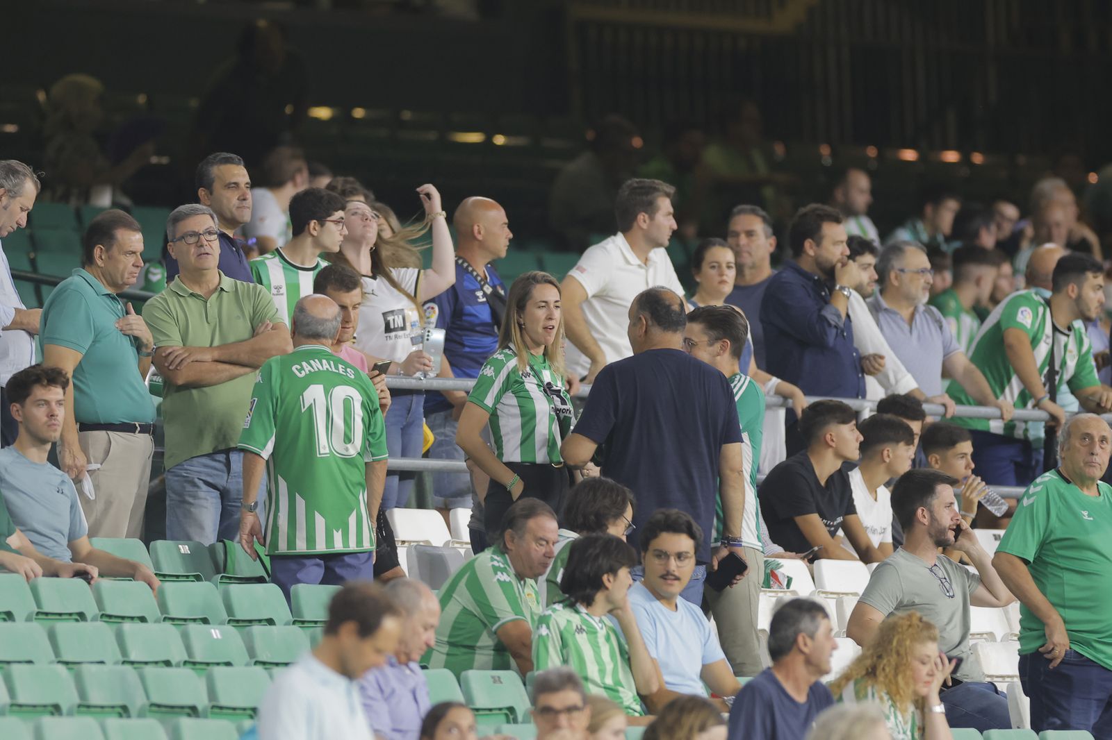 Búscate en las fotos del Betis-Valencia