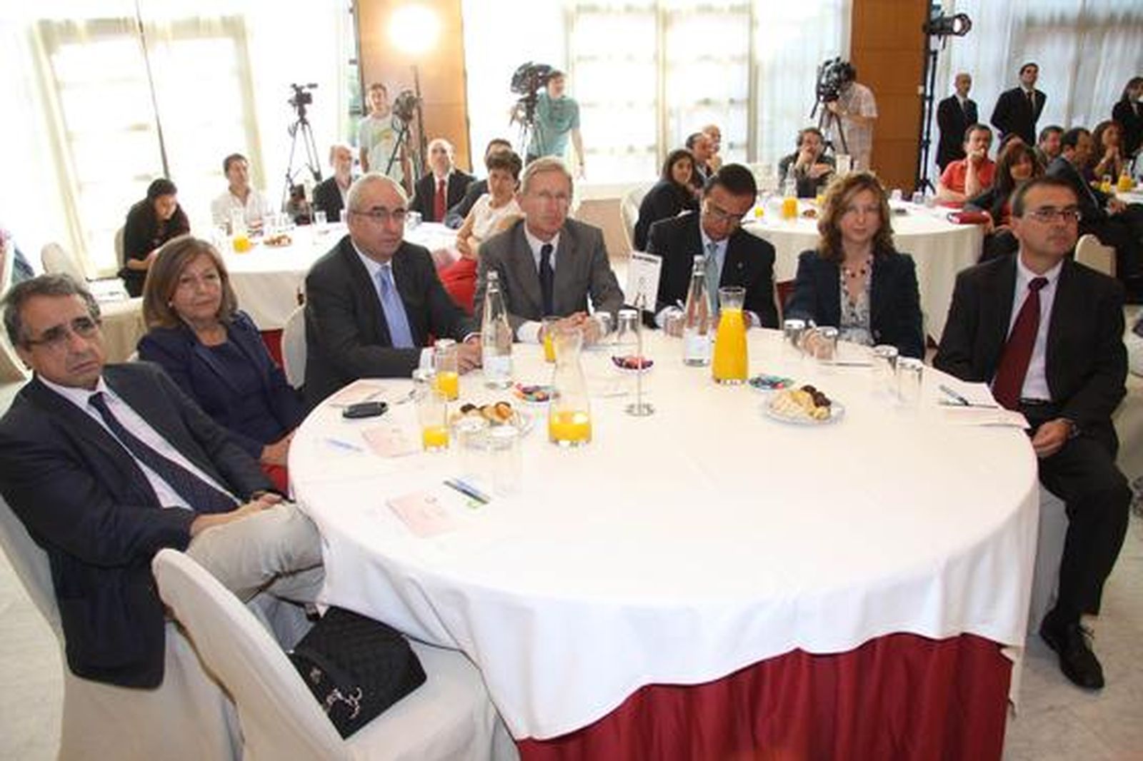 En la imagen,José Ángel Narváez,María Isabel Calero,Enrique Caro,Ignacio Romero,Baldomero Rodiles,María José Blanca, Ángel Blanco, durante el Foro Joly Andalucía celebrado en Málaga con el ministro de Educación.

Foto: migue fernandez