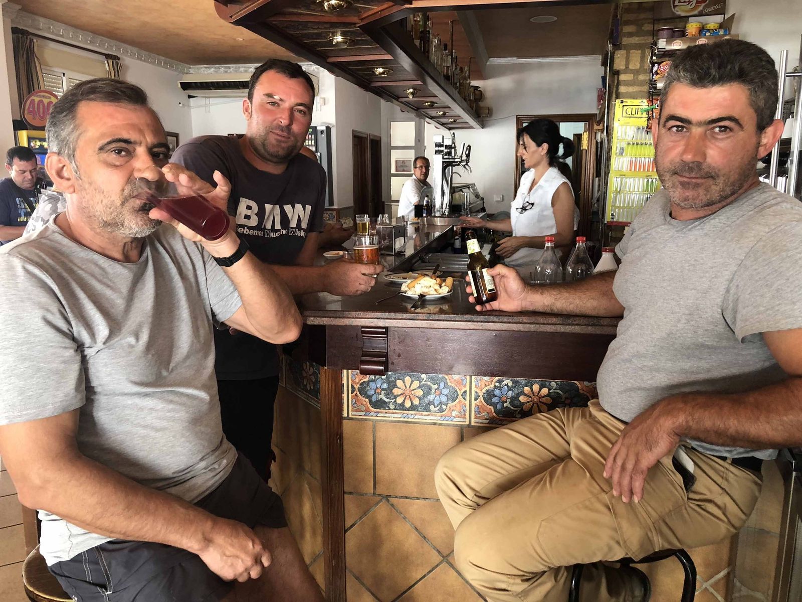 Una terraza a la sombra de la iglesia ofrece uno de los escasos momentos de alivio del calor.