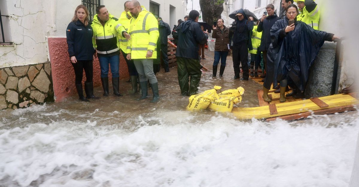 La presidenta de la Diputación visita las zonas más afectadas por el temporal en Ubrique