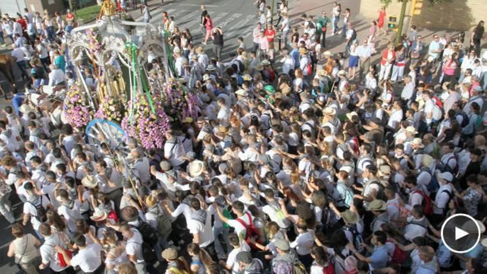 La muchedumbre arropa al simpecado en la salida de la Hermandad de Huelva.