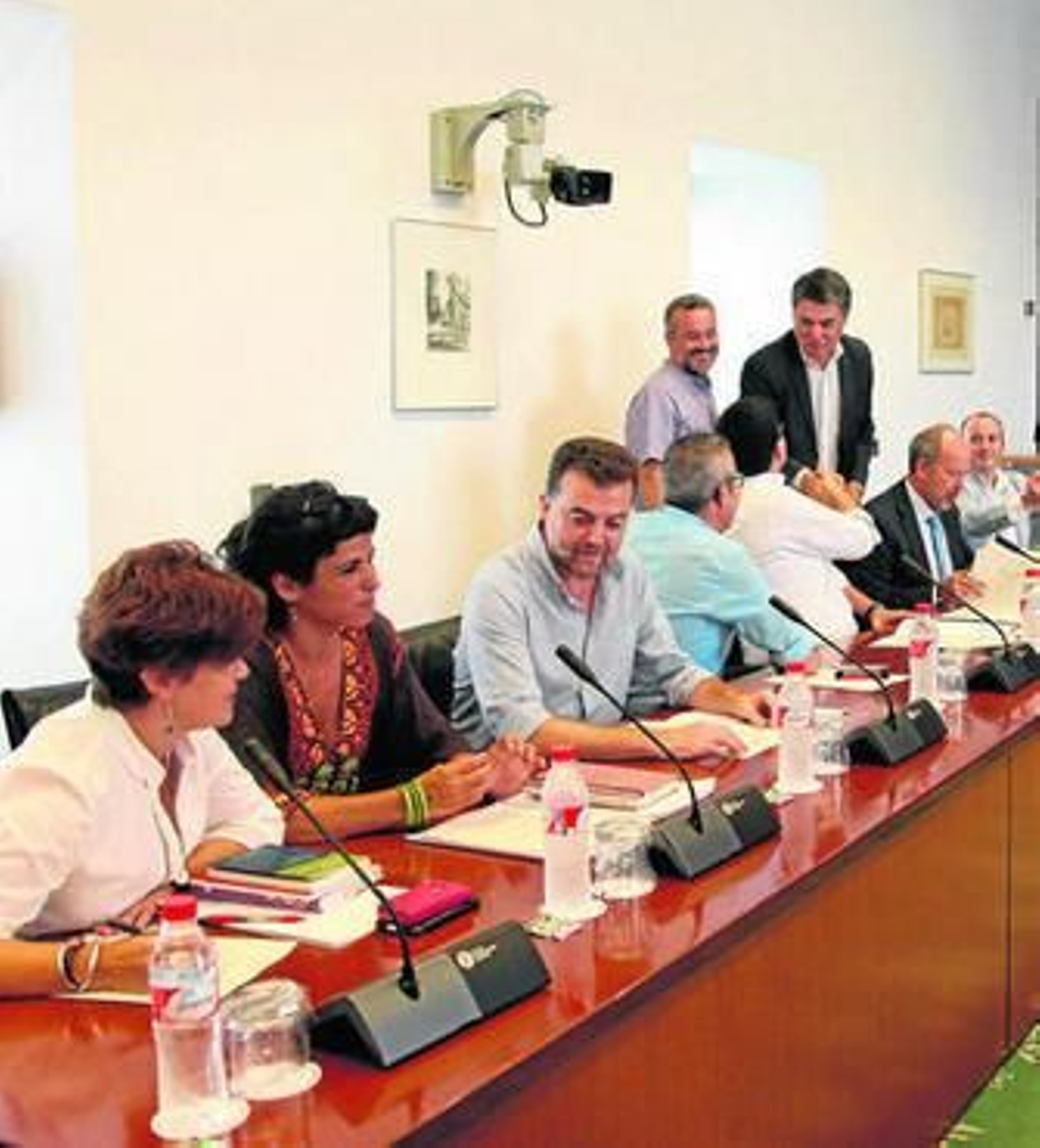 Los portavoces, en la reunión que mantuvieron ayer con la Mesa del Parlamento.