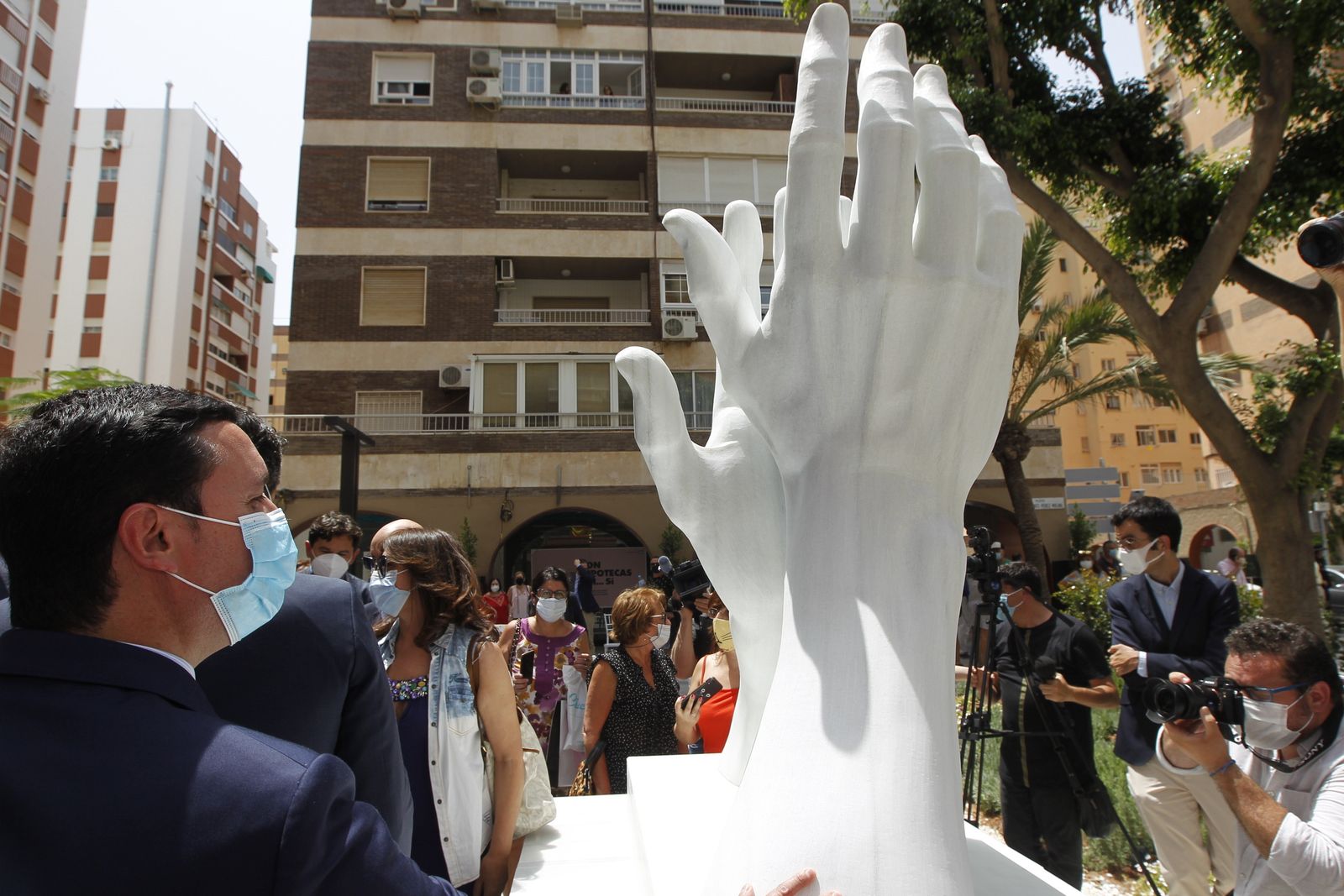 Almería luce un aplauso perpetuo para los sanitarios que luchan contra la pandemia