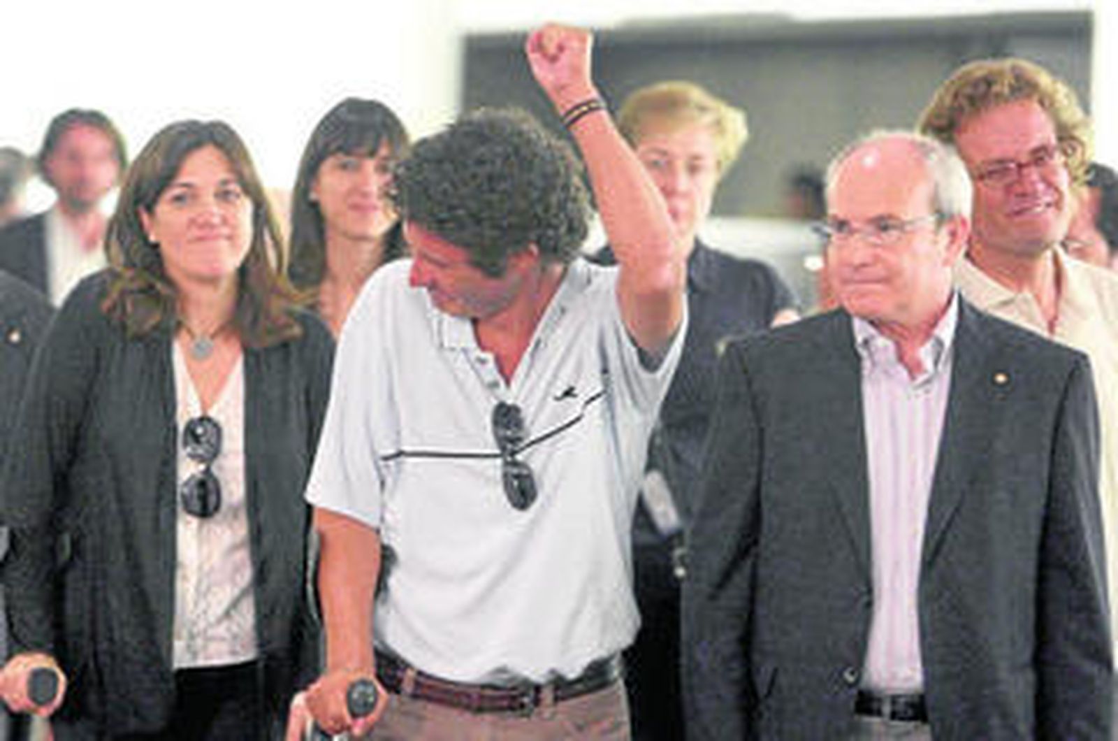 Albert Vilalta y su compañero Roque Pascual (dcha., tras Montilla), en Barcelona tras ser liberados.
