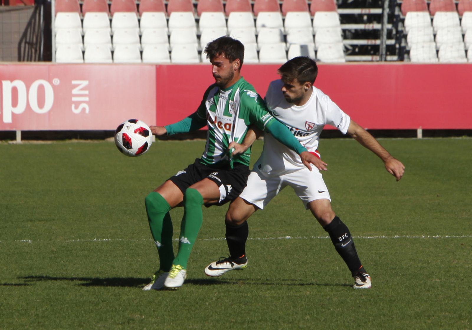 Verdiblancos y sevillistas libraron un choque tan competido como parejo.