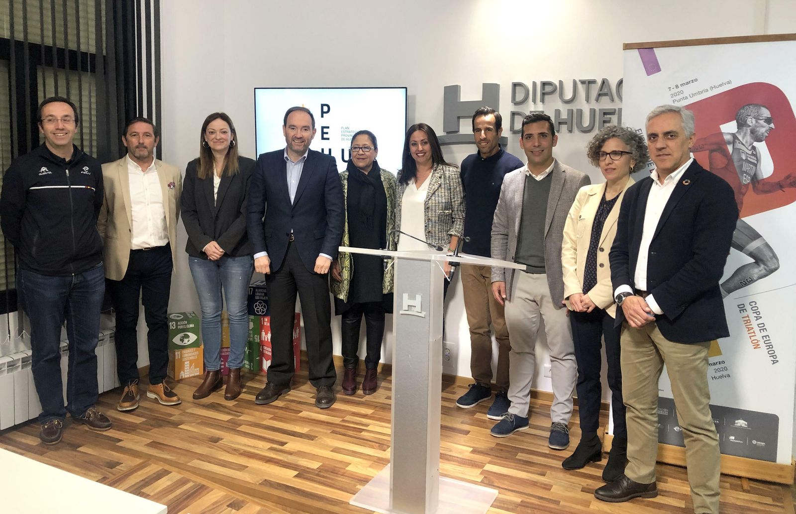 Los participantes en el acto de presentación de las pruebas europeas de duatlón y triatlón.