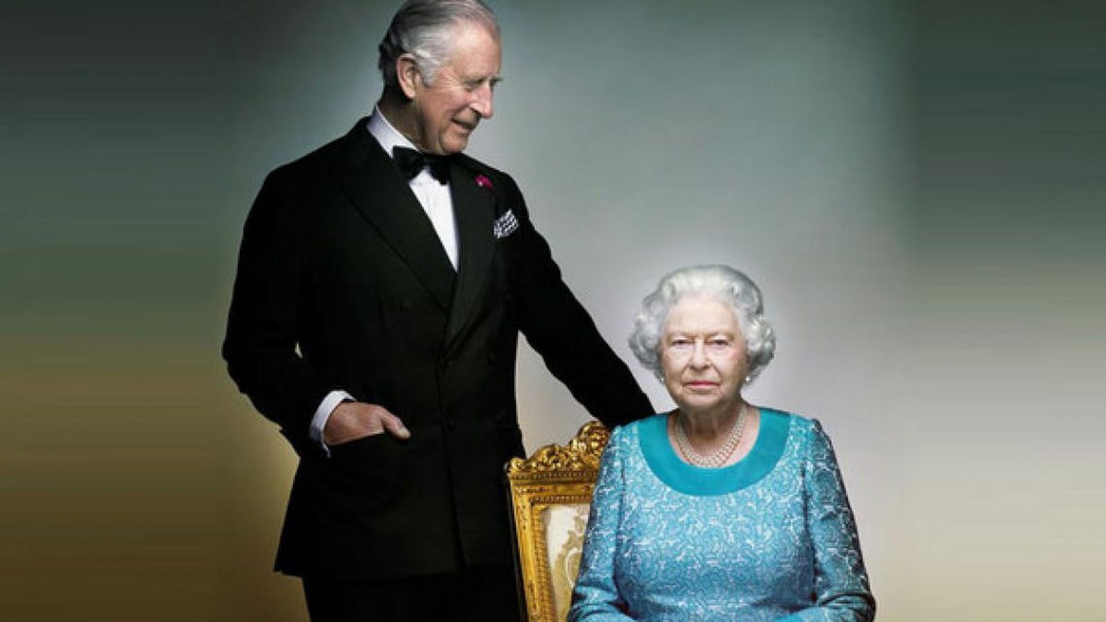 Foto oficial de Isabel II y su heredero en el último cumpleaños de la primera.