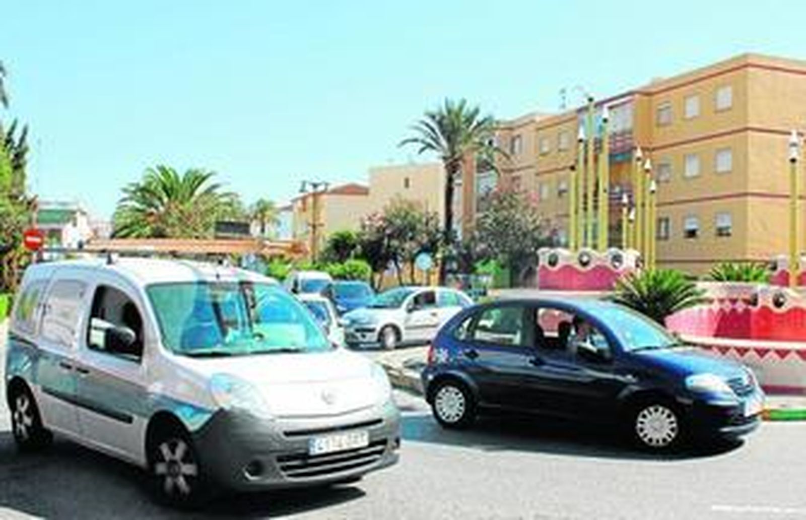 Varios coches circulan por la rotonda dedicada al 25 aniversario de la Constitución Española en Los Barrios, esta semana.