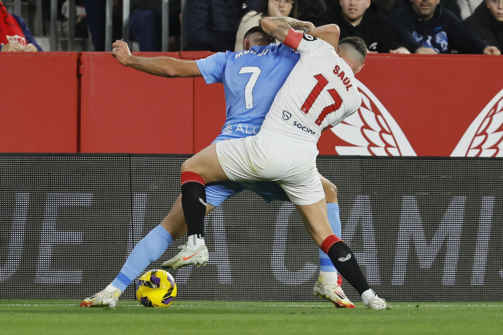 Las fotos del pobrísimo paso de Saúl Ñíguez por el Sevilla