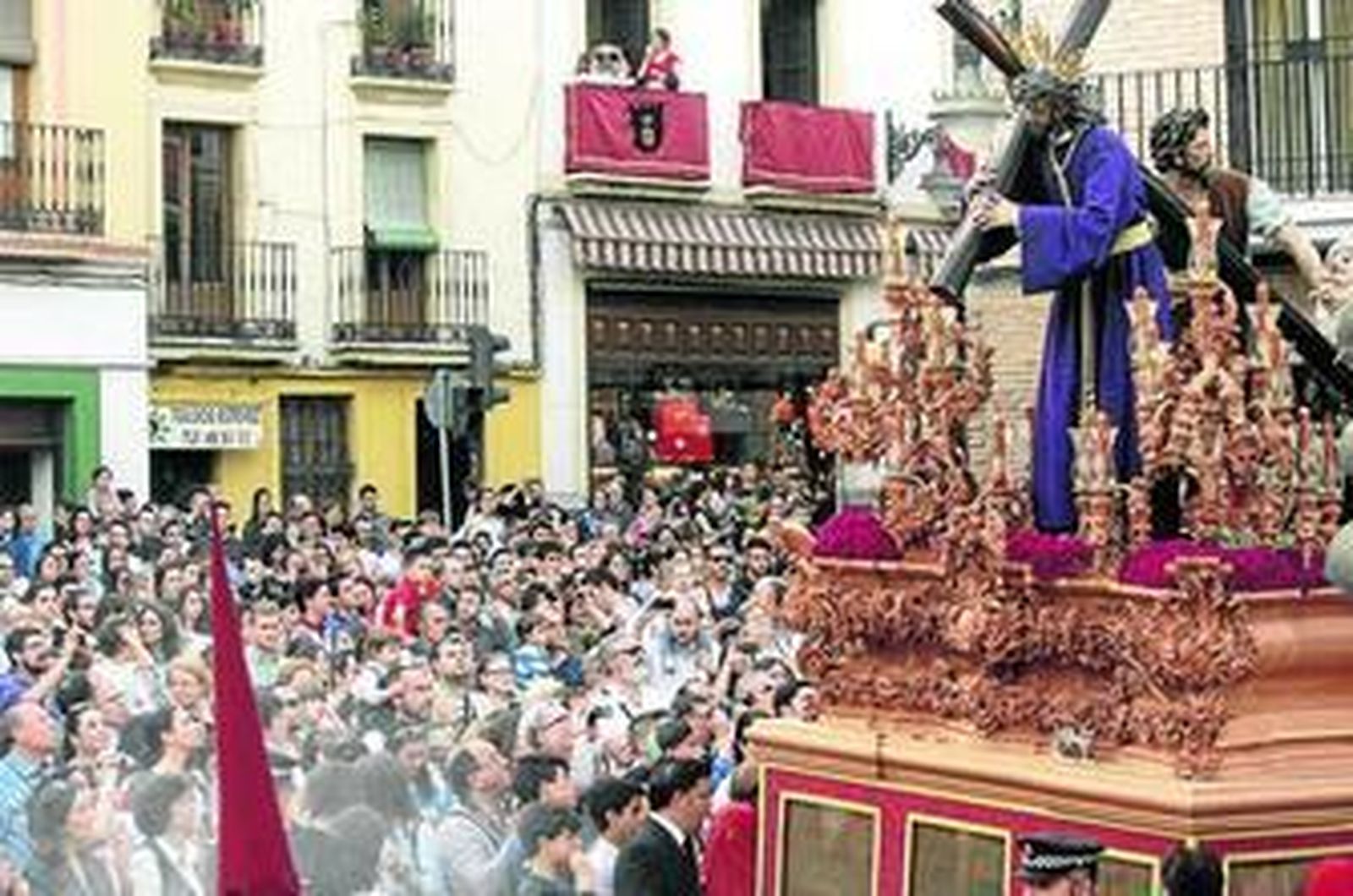 El paso del encuentro de Jesús en la calle de la Amargura, ayer al llegar a San Pablo.