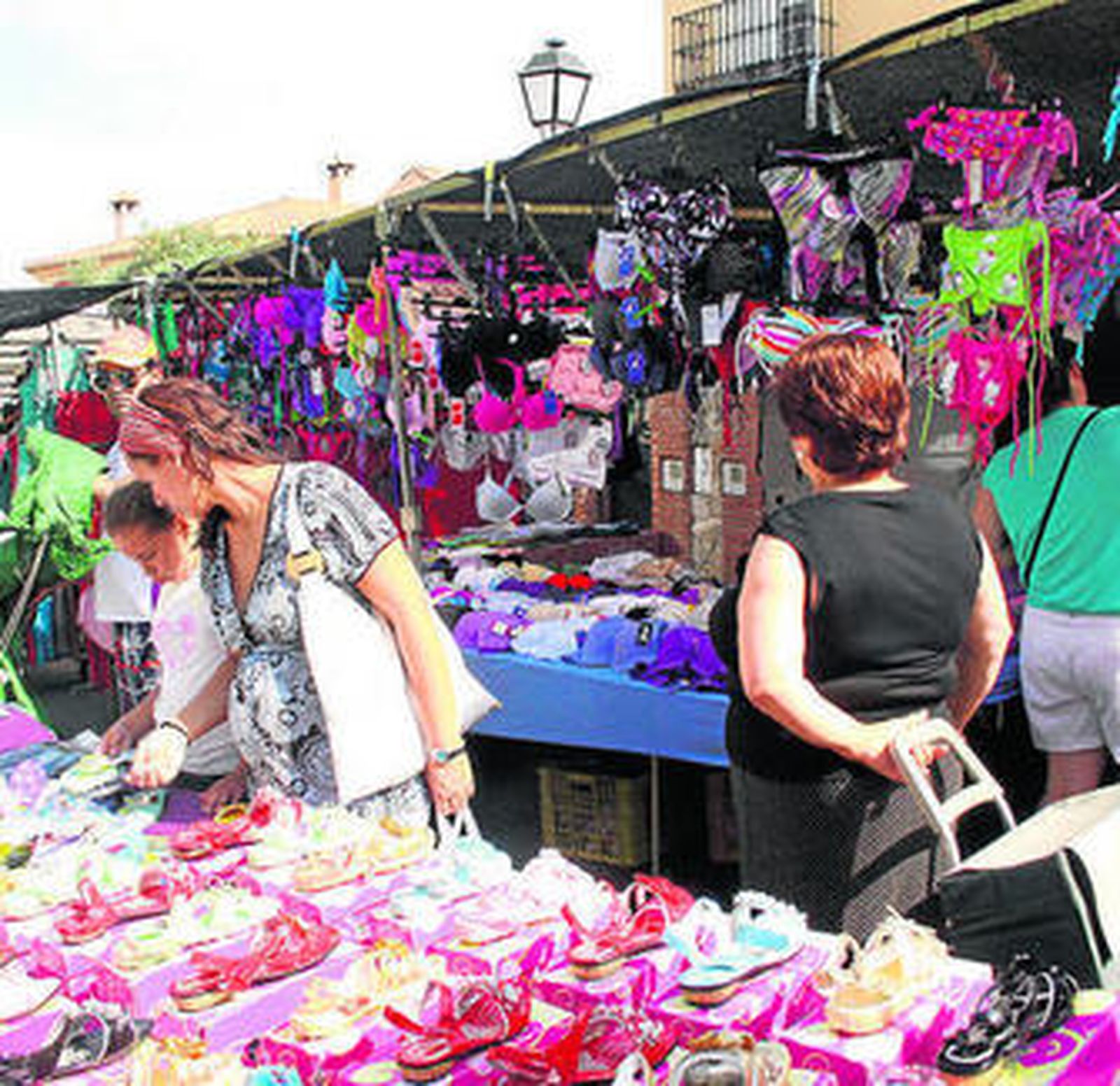 Una imagen donde se observa la angostura del mercadillo.