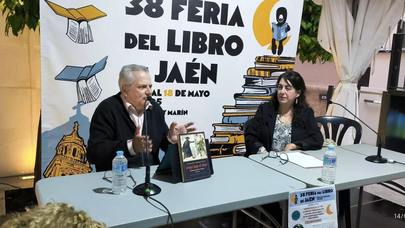 Salvador Daza y María Regla Prieto, durante la presentación de la obra en la Feria del Libro de Jaén.