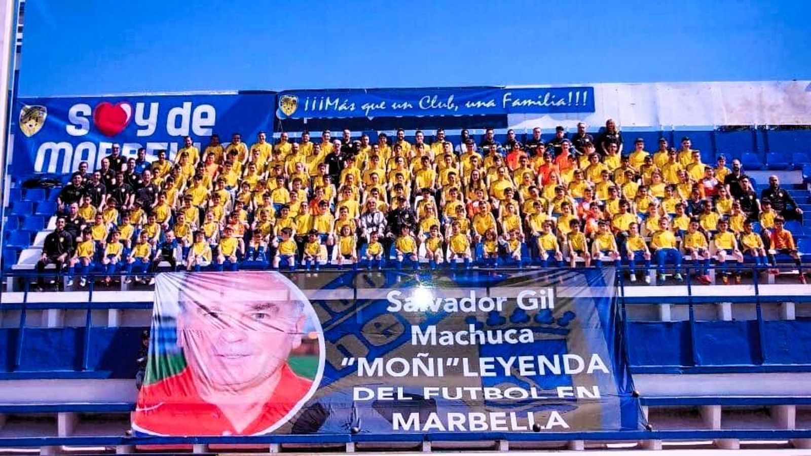 Jóvenes del club de Monchi en las gradas del estadio de Marbella.