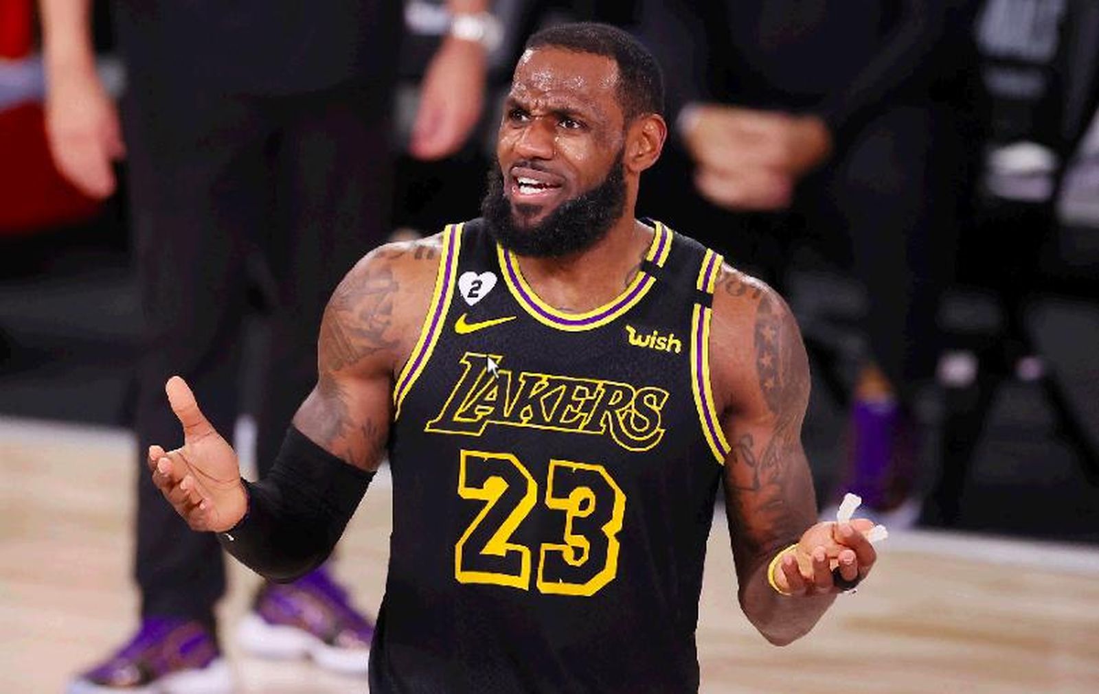 LeBron James hace un gesto al árbitro.