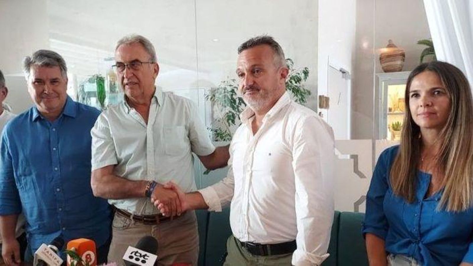 Santos y Benítez, tras el pacto de gobierno de PP y NAT en junio de 2023. Santos y Benítez, tras el pacto de gobierno de PP y NAT en junio de 2023.