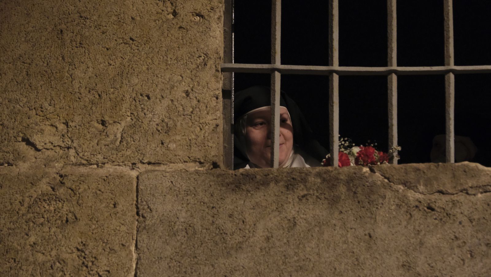 Procesión del Vía Crucis del Santo Cristo de la Escucha en Almería, en imágenes.