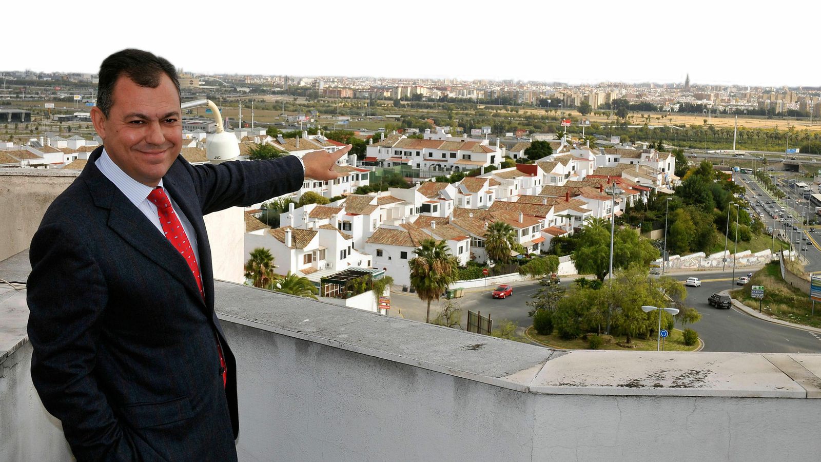 El alcalde José Luis Sanz, marcando la trayectoria del teleférico en 2007