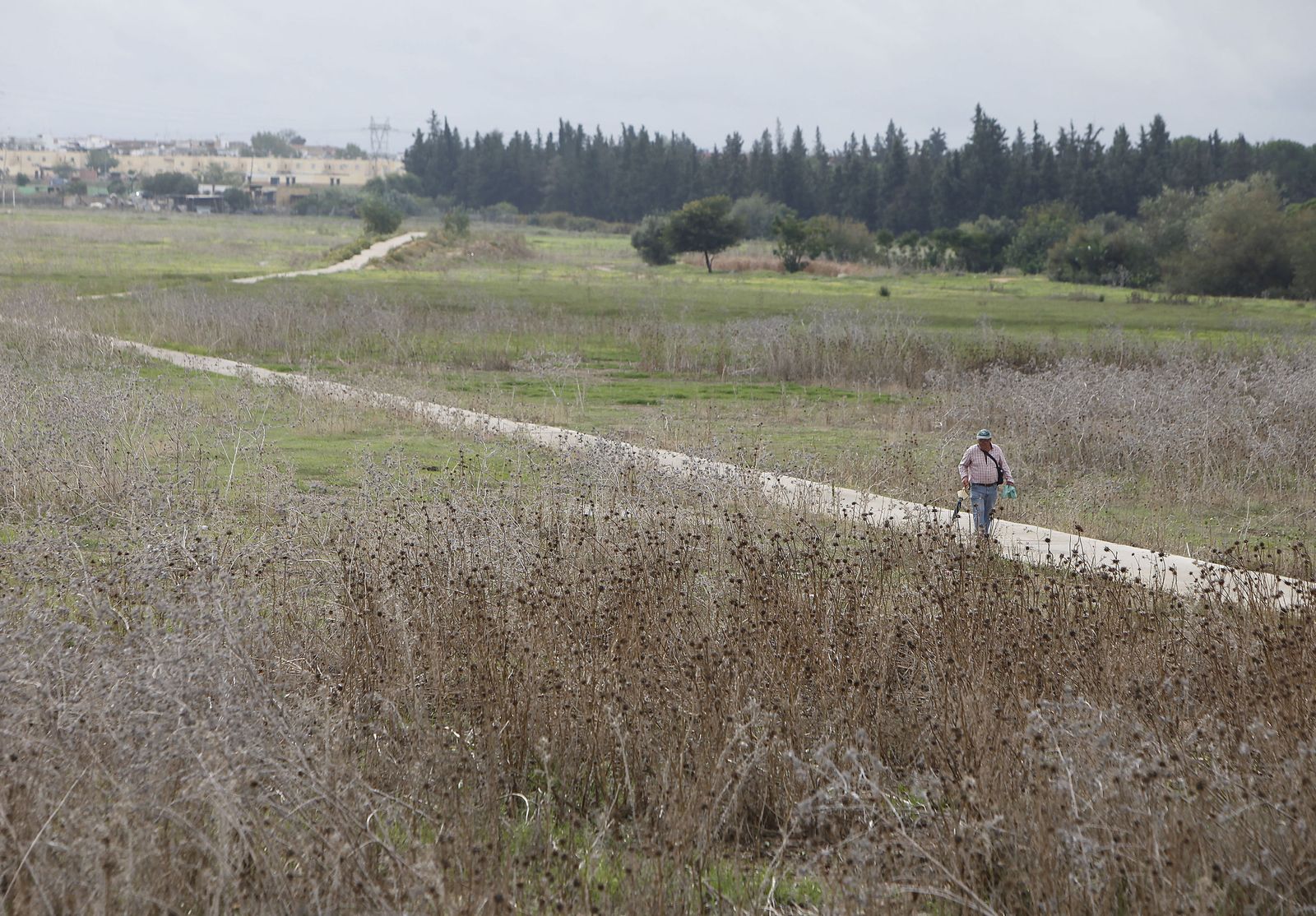 Un hombre camina por los suelos de Santa Bárbara, que cuenta con una superficie total de 820.447 metros cuadrados.