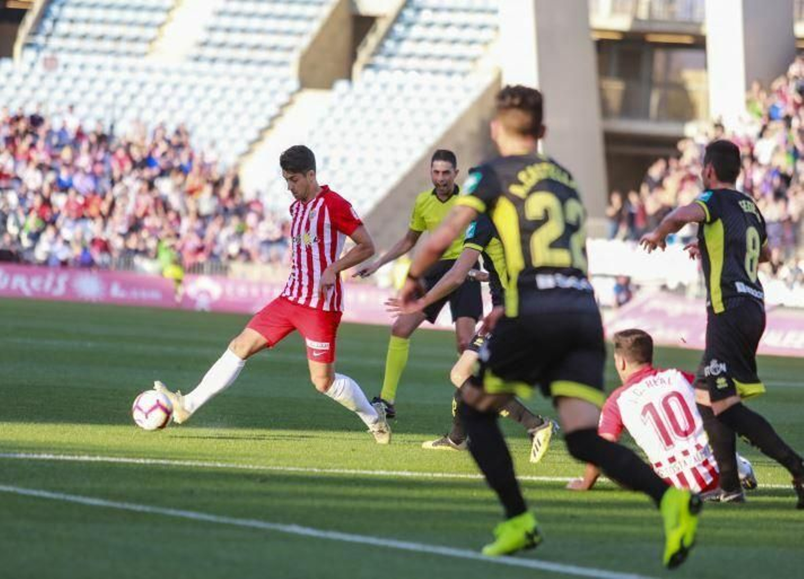 De la Hoz intenta el lanzamiento desde la frontal.