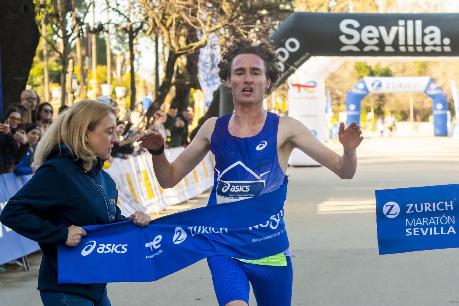 El sudafricano Maxime Chaumeton entra en la meta en el 5K batiendo el récord de la prueba.