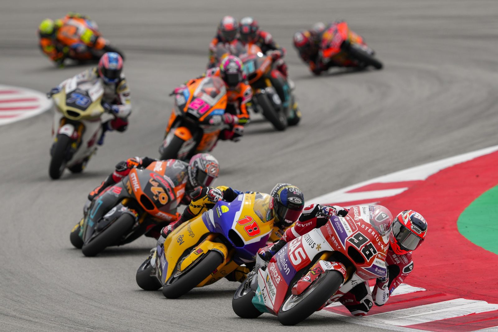 Las cariñosas fotos de Piqué, Clara Chía en el Mundial de Motos en Montmeló